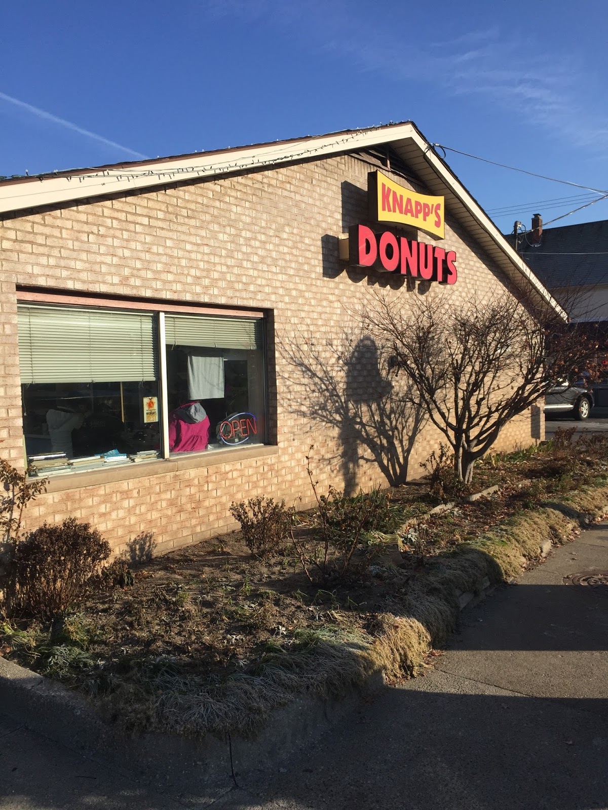 Mimi's Cake Tour: Knapp's Donuts