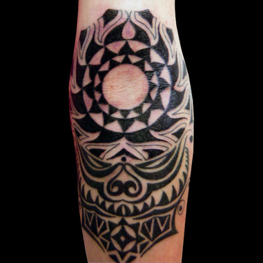 Esta bela antebraço tatuagem tribal