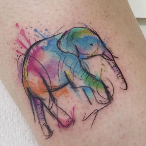 Um elefante é retratado em um esboço de estilo com manchas de aquarela que utilizam uma variada paleta de cores.