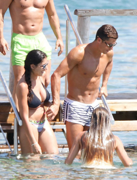 Ronaldo 'khoa moi' va mua cot ben nguoi dep 'nguc khung' - Anh 11