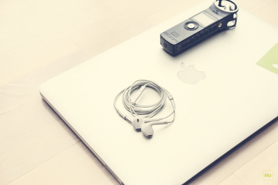 New Apple Earbuds on Macbook Air