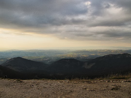 Reglowe wzniesienia Tatr - od lewej: Nosal (1206 m n.p.m.), Kopieniec Mały (1176 m n.p.m.), Kopieniec Wielki (1328 m n.p.m.).