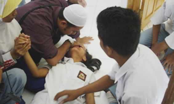 Cara Membuat Jin Buta agar Tidak Bisa Melihat Kita Cara Membuat Jin Buta agar Tidak Bisa Melihat Kita