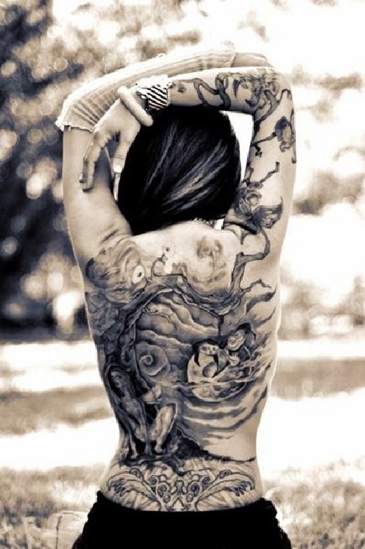 vemos a una chica que luce un tatuaje de arbol