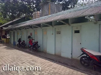 tempat ganti dan bilas