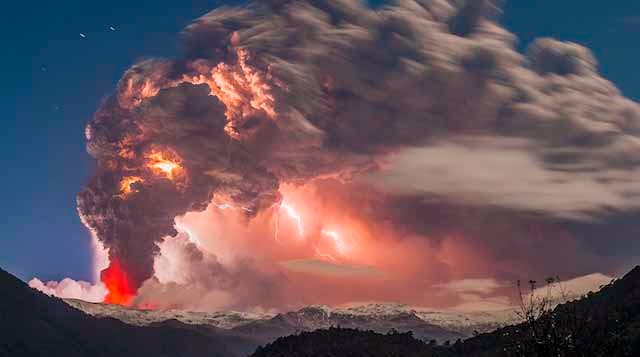 Espectaculares fotos de un poderoso volcán en erupción en Chile