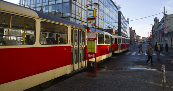 Prag'da kırmızı tramvay