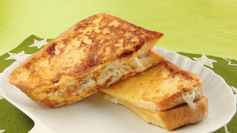 余った食パンで手軽に美味しい！黄金色のモンティクリストのレシピ