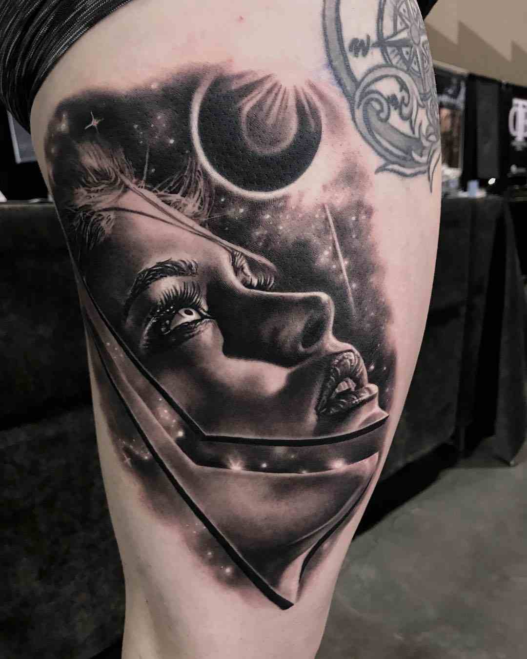 Espectacular tatuaje e blanco y negro