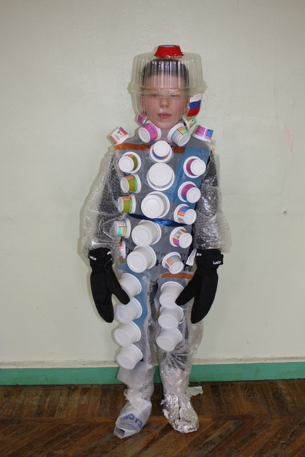 Костюм ко дню космонавтики в детский. Костюм из бросового материала. Костюмы из бросового материала в детском саду. Костюм из бросового материала для мальчика. Космический костюм.