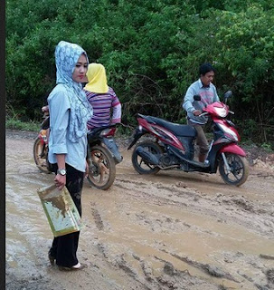 Menerjang Lumpur Demi Mendidik Calon Penerus Bangsa Menerjang Lumpur Demi Mendidik Calon Penerus Bangsa
