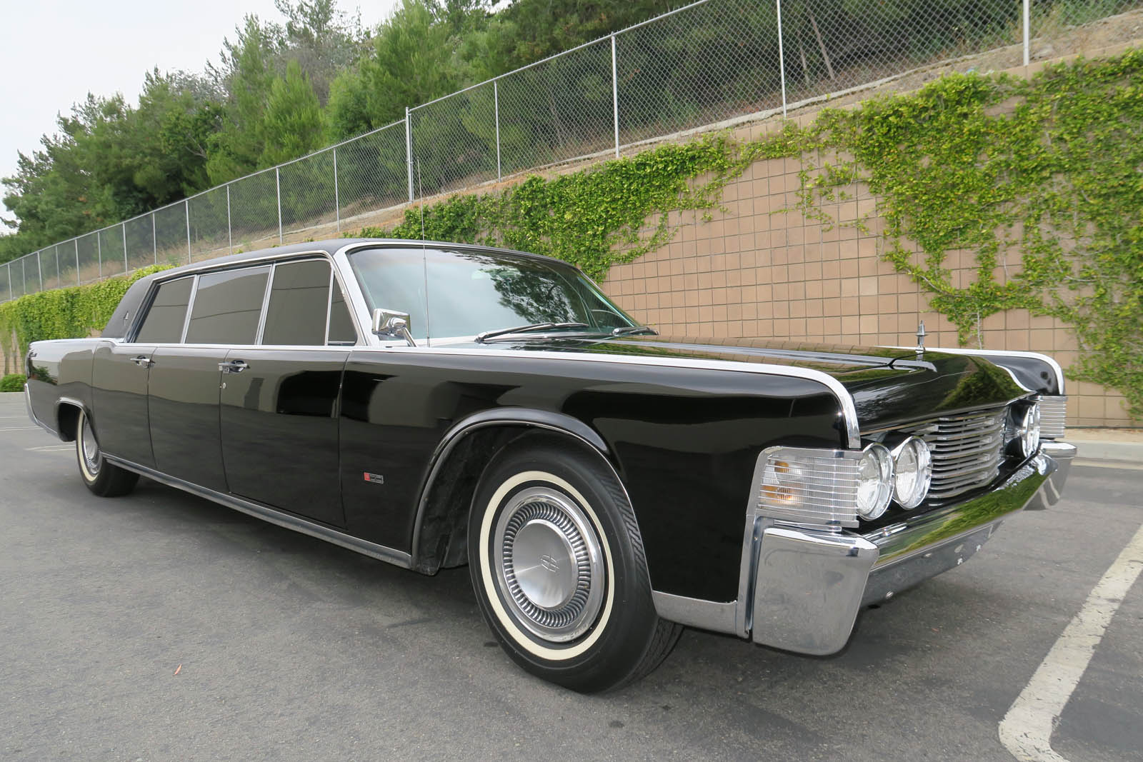 1965-lincoln-continental-limo-mcqueen-09.jpg