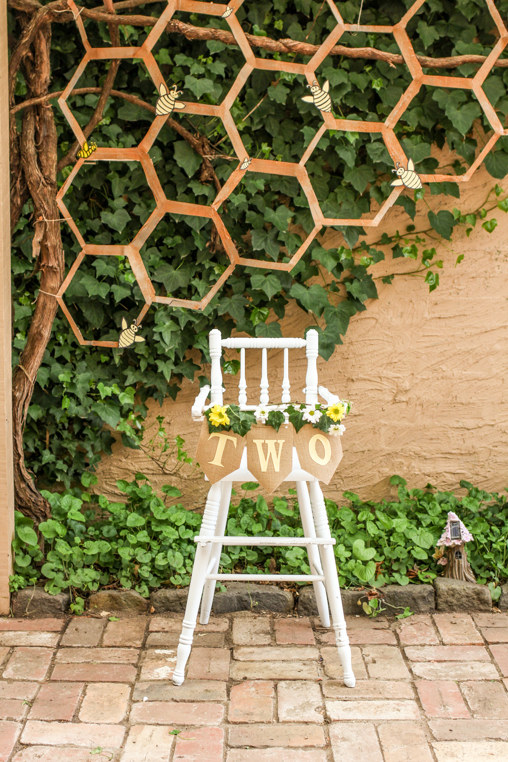 1st birthday boys vintage high chair with bunting and bumble bee yellow honeycomb For more boys and unisex kids first birthday party inspiration visit the Goldfields Girl blog
