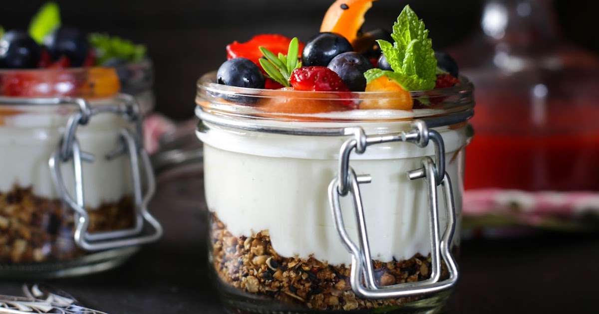 a lemon tree cafe GRANOLA Z JOGURTEM I OWOCAMI GRANOLA WITH YOGURT