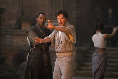 Benedict Cumberbatch and Chiwetel Ejiofor in Doctor Strange (03)