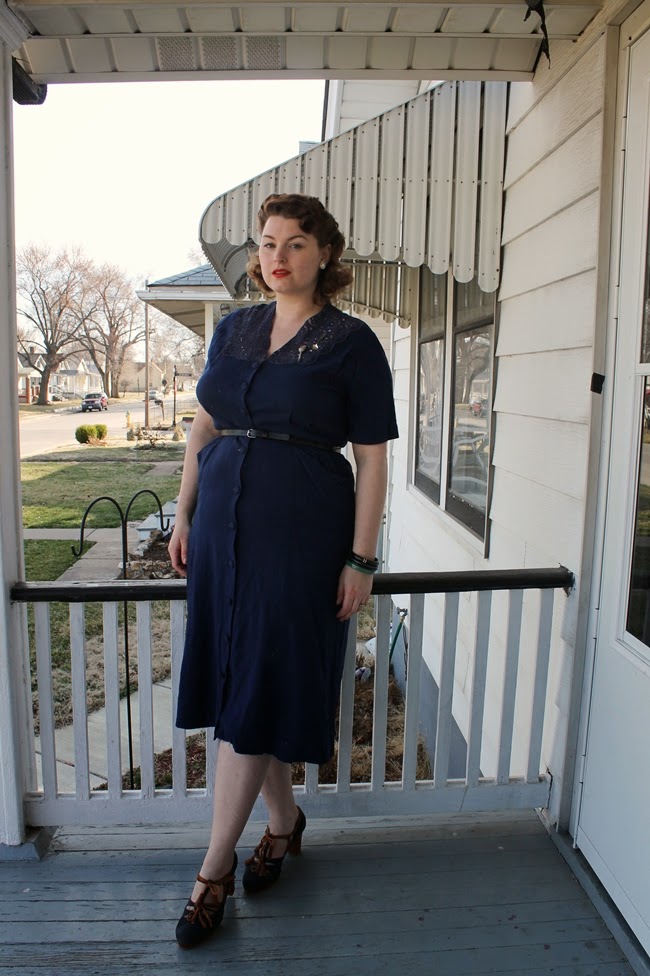 1930s 1940s vintage plus size dress and pin curl hairstyle