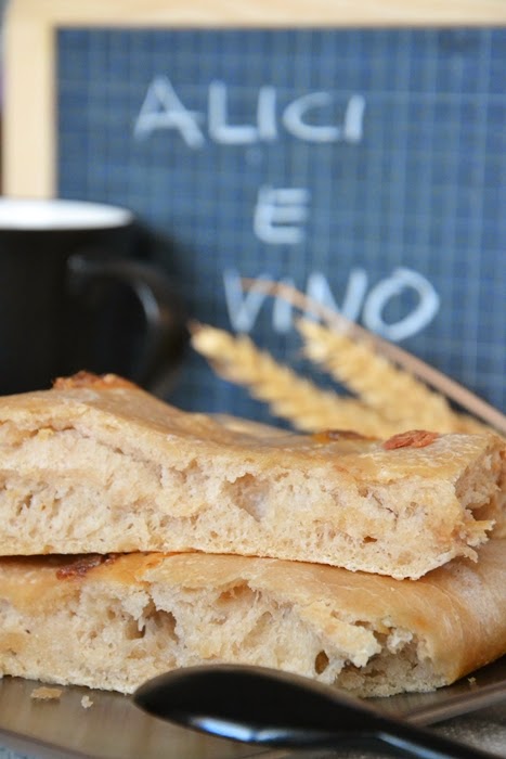 focaccia di farina macinata a pietra con vino e filetti di alici, a lievitazione naturale