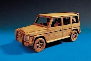 Auto miniatura fabricado en madera reciclada
