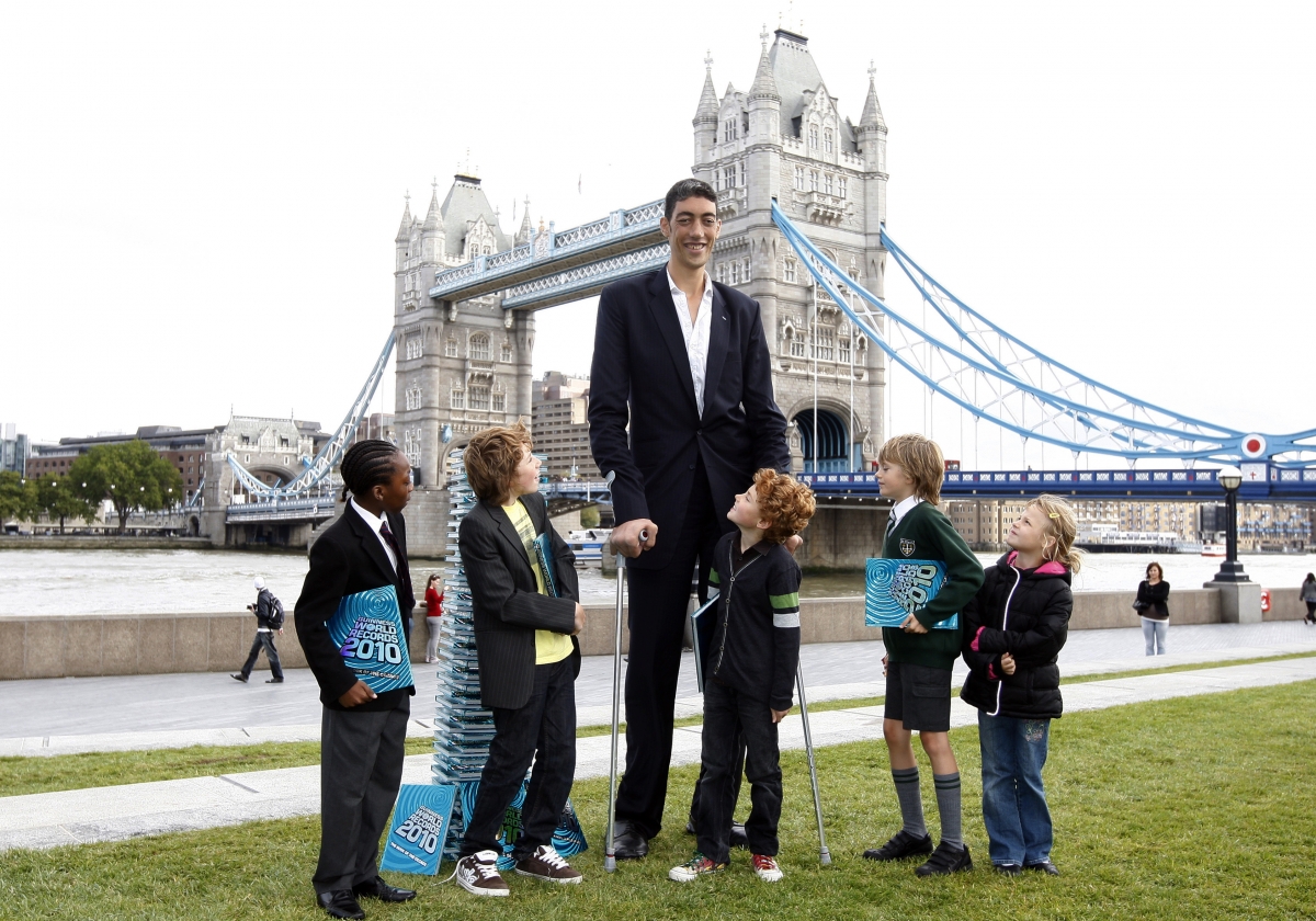 Year2008 Unbelievable Tallest Men From All Around The World