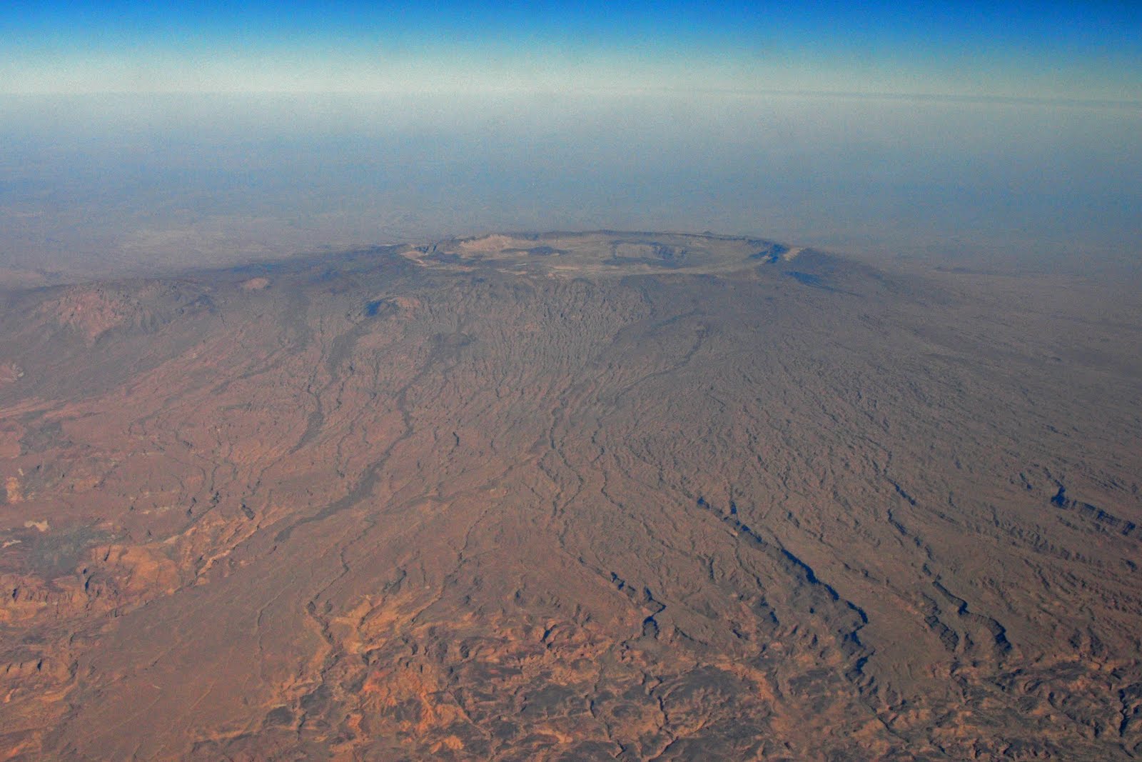 вулкан килиманджаро. гора килиманджаро в танзании, африка. пустыня сахара вулкан килиманджаро. вулкан килиманджаро. гора в африке килиманджаро.