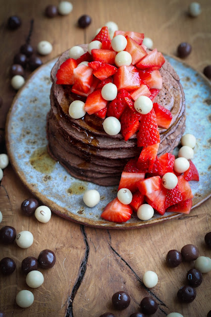 Pancakes con fresas y chocolate blanco