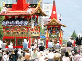     祇園祭起源自 869 年，當時疫症爆發，居民把祇園的八坂神社內神像搬出神社，在京都市內巡行，祈求潔淨及消除瘟疫，儀式流傳至今。     祇園祭是每年日本京都於 7 月舉行的一個的大型傳統祭典為日本 3 大祭典之一 ( 其他兩個為大阪的天神祭和東京的神田祭 ) 。亦是京都 ...