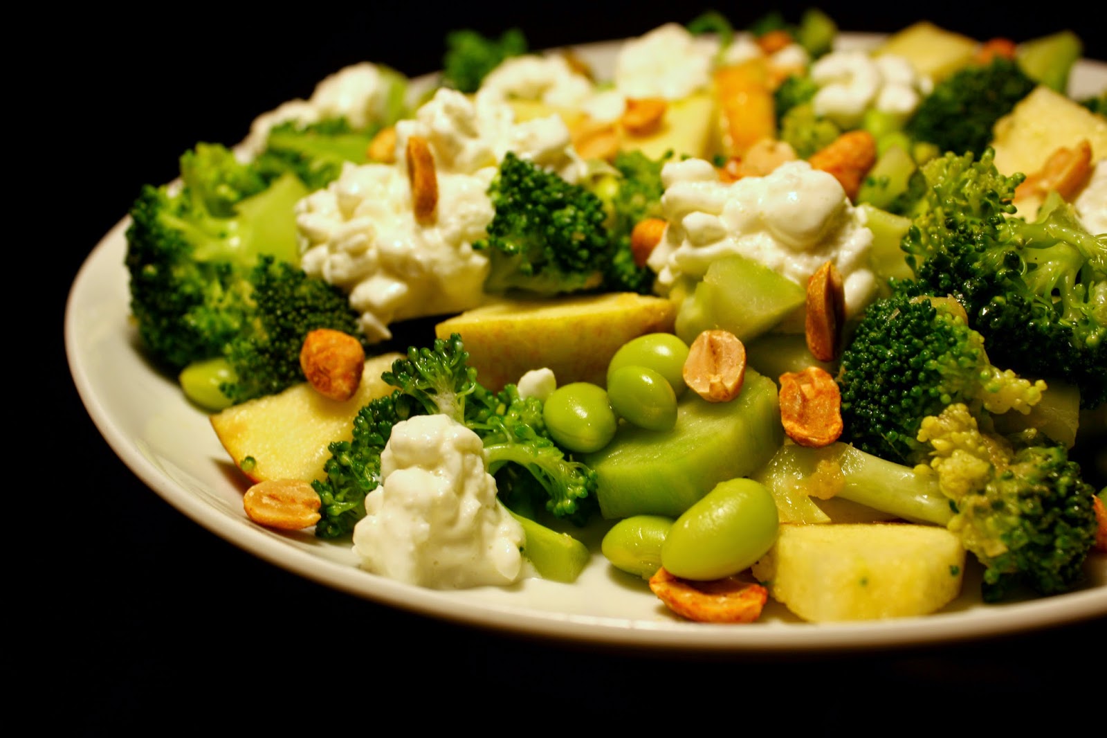 Broccolisalat med æble hytteost | Madlaboratoriet | Bloglovin'
