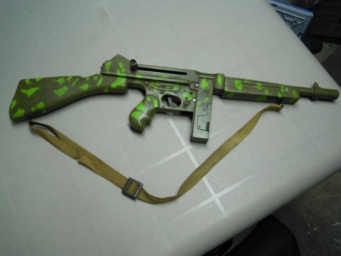 That's right, camouflaged Tommy guns (same as the darker ones in form ...