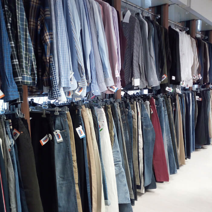 Sezione dedicata all'abbigliamento presso sede Mercatopoli di Villa Guardia Abiti ed accessori abbigliamento usati in vendita presso Mercatopoli