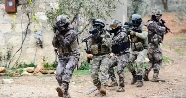 Έλαβαν θέσεις 1.000 άνδρες της τουρκικής Στρατοχωροφυλακής στον Έβρο - Η Αθήνα «θωρακίζει» το Αιγαίο για παν ενδεχόμενο Έλαβαν θέσεις 1.000 άνδρες της τουρκικής Στρατοχωροφυλακής στον Έβρο - Η Αθήνα «θωρακίζει» το Αιγαίο για παν ενδεχόμενο