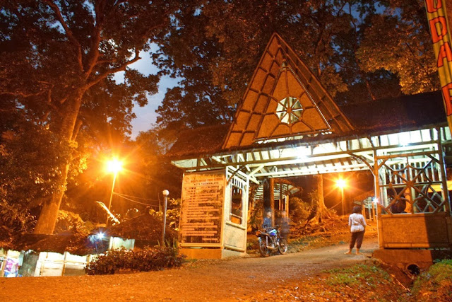 Gerbang masuk kawasan hutan urug Gerbang masuk kawasan hutan urug di malam hari