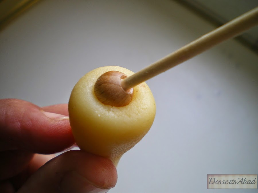 Nazarenos de mazapán y chocolate (Hueco para avellana)