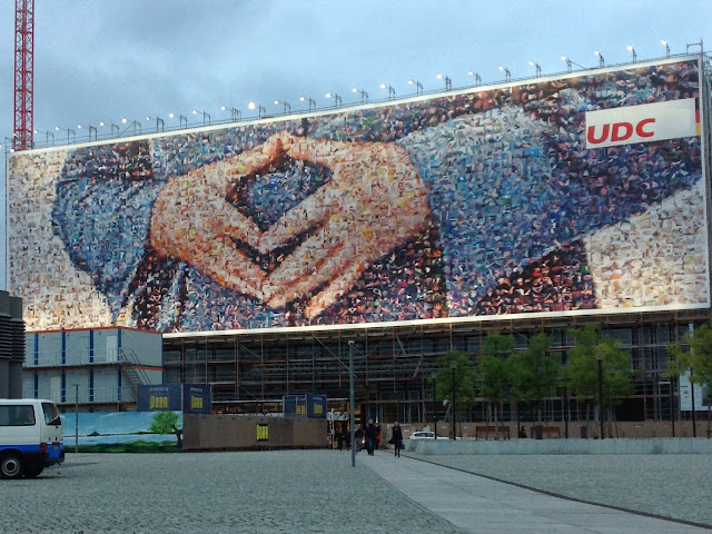Angela Merkel, CDU, Berlin Hbf, Hauptbahnhof, Raute, Muttis Raute, Riesenplakat, Wahlwerbung, Propaganda