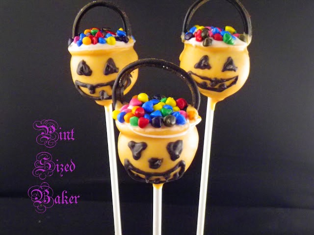 Get ready for Trick-or-Treating with these Candy Bucket Cake Pops!