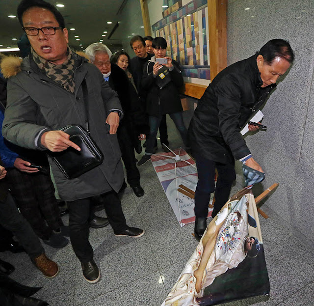 Un exmilitar surcoreano rompe el cuadro Dirty Sleep