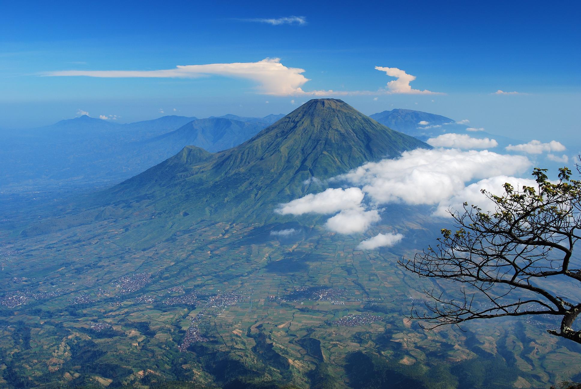 9 Gunung Populer Untuk Pendakian di Jawa Tengah (himalaya.web.id))