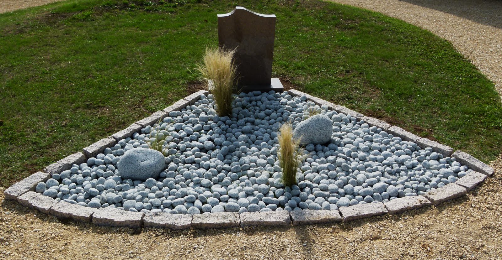 Notre Dame d'Oé Cimetière jardin du souvenir