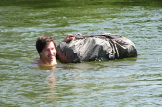 Як перепливти річку з рюкзаком