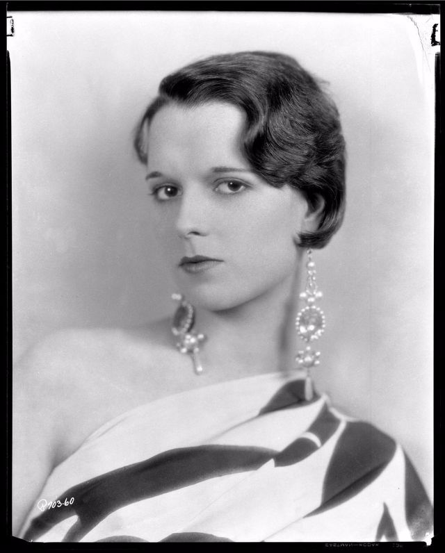 35 Glamorous Glass Plate Negatives of Louise Brooks in the Late 1920s ...