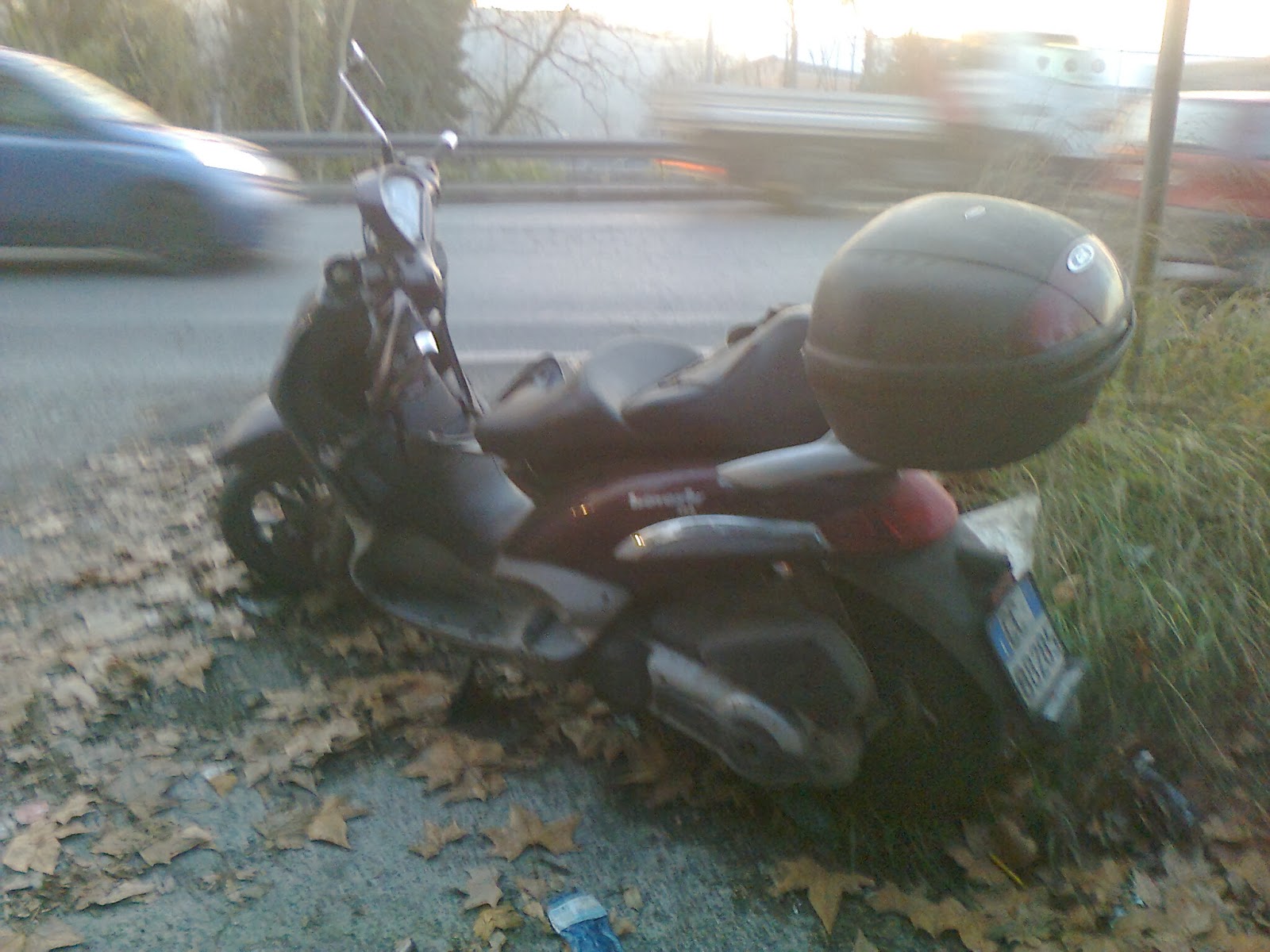 ROMA FA SCHIFO: Il senso di una città per il nastro a fettuccia bianco