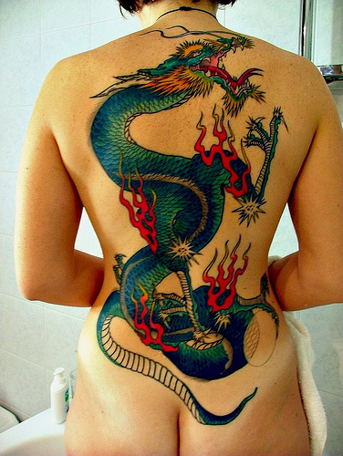 Tattoo oriental dragão na costa 