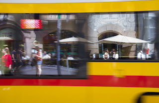 Basilea, vista riflessa nei finestrini degli autobus