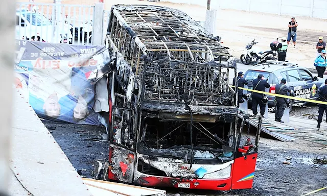 17 muertos deja incendio en ómnibus en paradero informal de Fiori