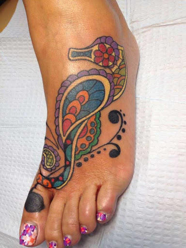 Este paisley pé da tatuagem