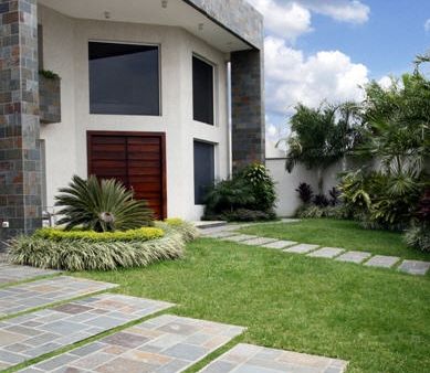 Fachada de casa con piedras oscuras ~ Cocinas modernas