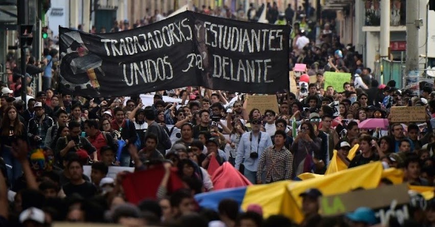 Presidente de Ecuador pide la renuncia de todos sus ministros en medio de protestas estudiantiles Presidente de Ecuador pide la renuncia de todos sus ministros en medio de protestas estudiantiles