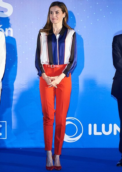  Queen Letizia wore Hugo Boss Binesa Shirt and red trousers and red leather belt, Carolina Herrera clutch bag, Magrit red shoes