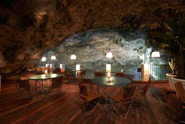 restaurante dentro de cueva Grotta Palazzese italia