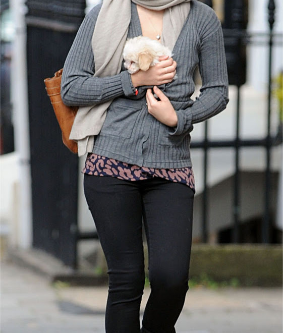 Photo : エマ・ワトソンの犬になりたい…! ! と思わずにはいられない、愛らしい子犬との散歩風景 ! !