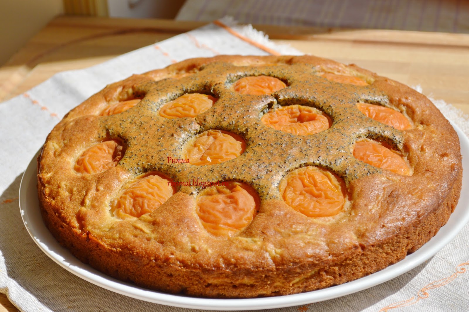Пирог на день рождения с абрикосами